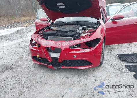 2018 Alfa Romeo Giulia z USA, uszkodzony, nr VIN ZARFAEDN8J7576699